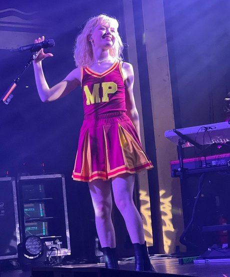 Maisie Peters art actress img