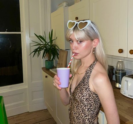 Maisie Peters model pretty photo