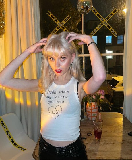 Maisie Peters hot model photos