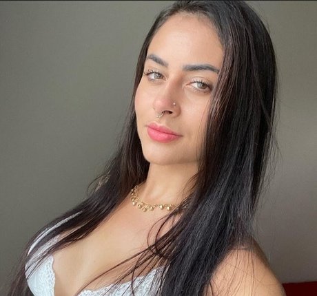 Bella Menezes star top picture