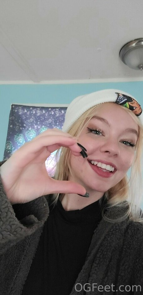 sativaskies star nudes picture