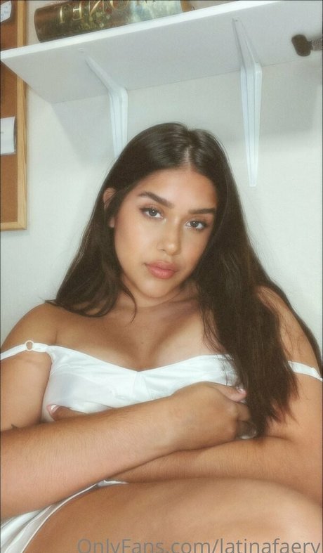 latinafaery model top pic
