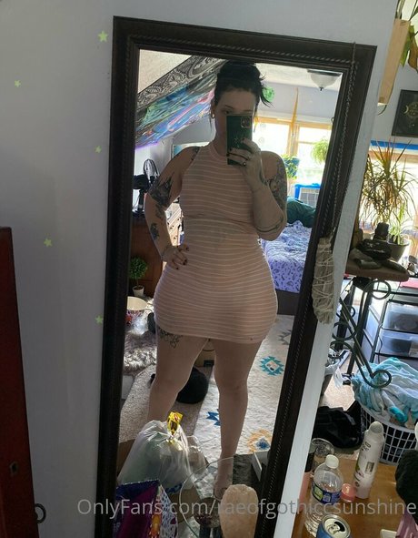 raeofgothiccsunshine hot star pic