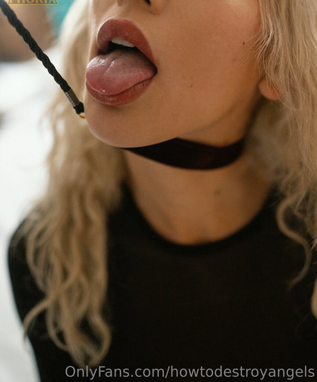 howtodestroyangels nudes actress pictures