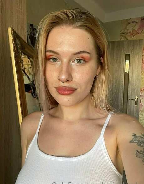 tati blonde erotic actress gallery