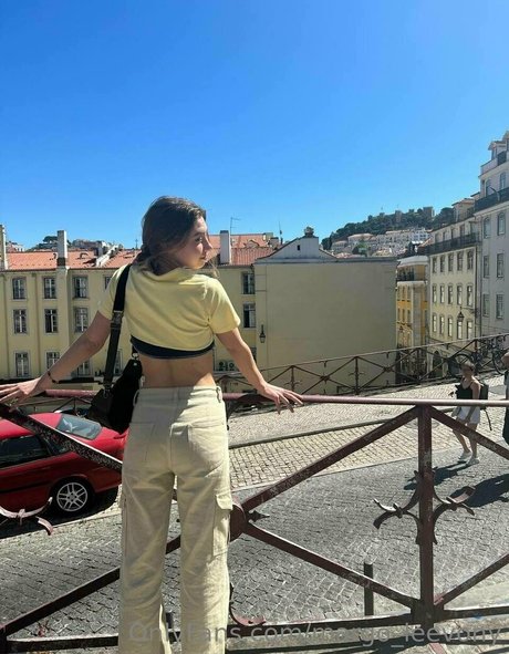 margo leevony beautiful star image