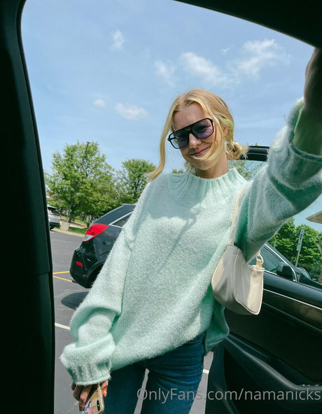 big tits mom onlyfans erotic pic