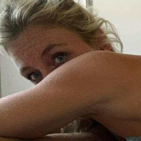 ita96elly hot model gallery