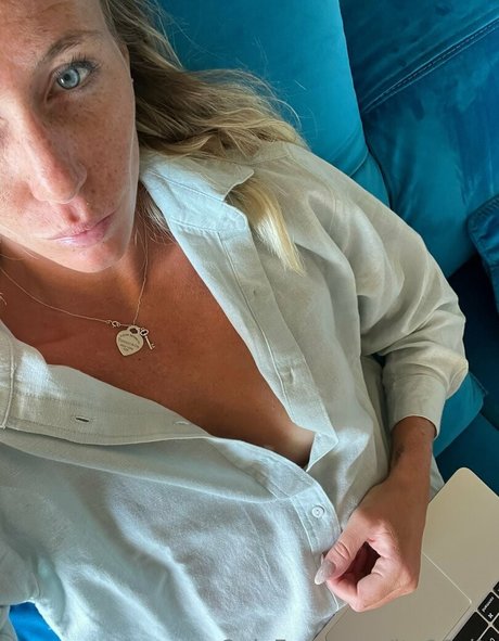 ita96elly nude actress photos