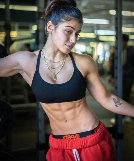 Sara Saffari pretty model pic