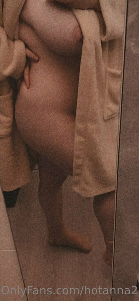 hotanna22 naked star photo