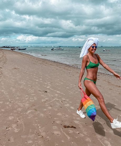 Danni Menzies beautiful star image