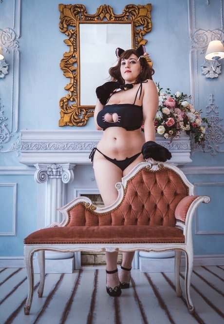 Aili Winter erotic actress picture