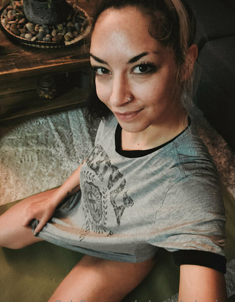 artemisbehaving erotic model img