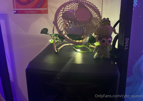 cybr queen naked model archive