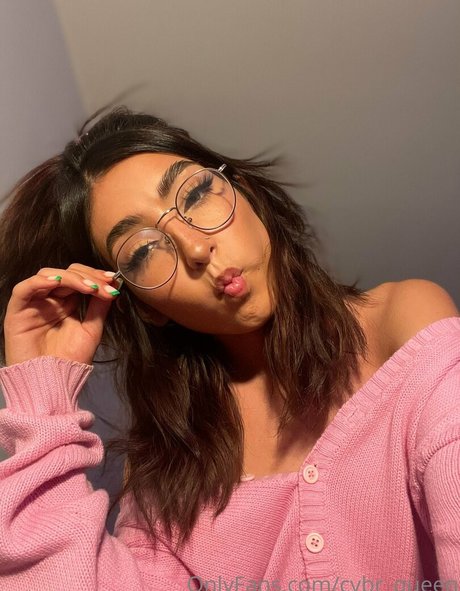 cybr queen hot actress pics