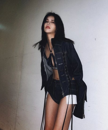 tiny pretty j beautiful model pic