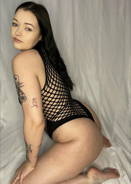 cara99xx model art pic