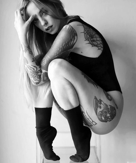 Brokenmirror__ free model pic