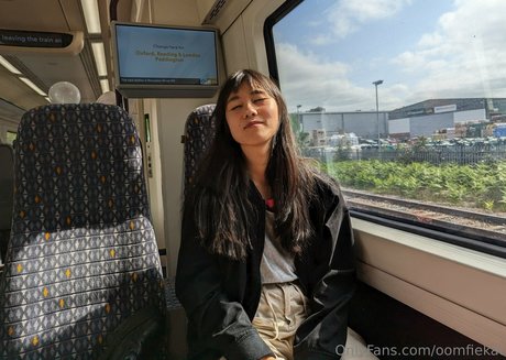 oomfiekat star naked pic