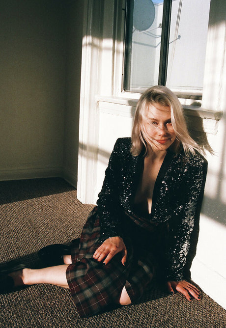 Phoebe Bridgers exclusive pornstar picture