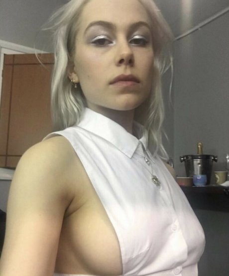 Phoebe Bridgers erotic star pics