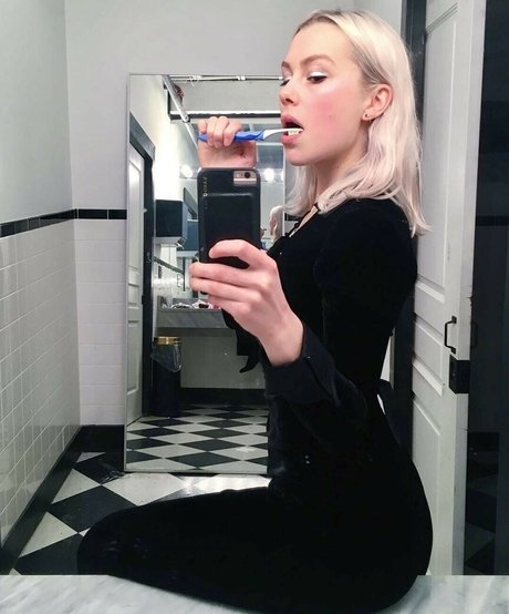 Phoebe Bridgers star erotic photo