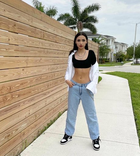 Ashleyrqe pornstar nude photo