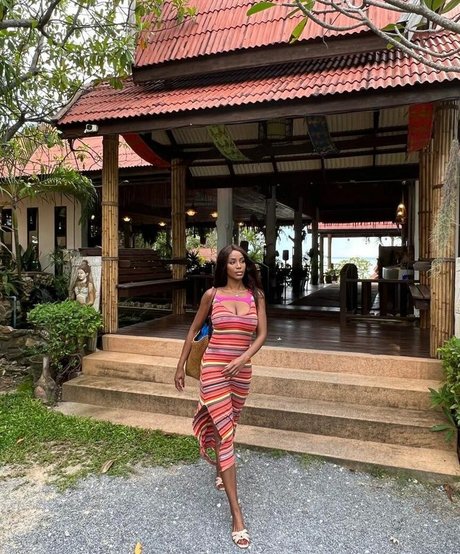 Ainett Stephens art model img