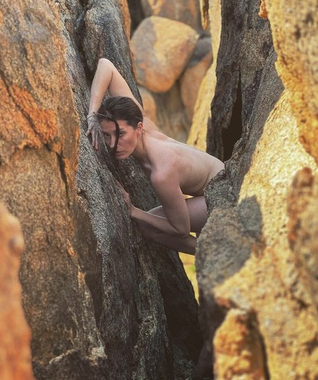 Teri Wyble naked model pic