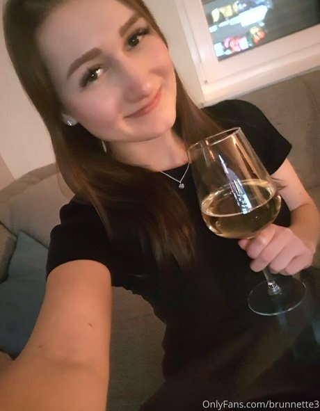 brunnette3 model pornographic photo