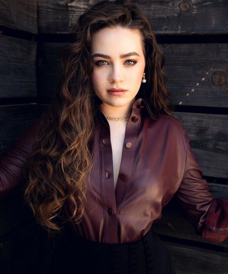 Mary Mouser pornstar art galleries
