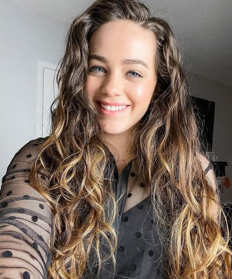 Mary Mouser hd model gallery