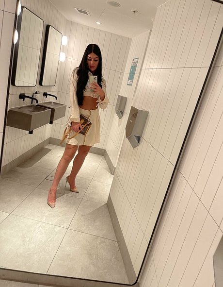 elleandspells naked actress img