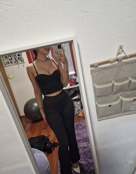 Nirvy nude pornstar image