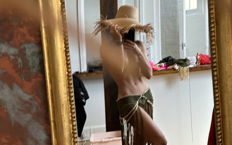 Anna Zapala nude model img