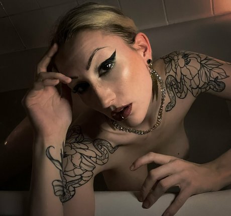 laceandleashes hot model img