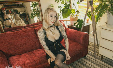 laceandleashes adult star images