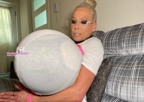 thebustysasha erotic model image