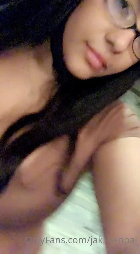 Jaki Senpai star hot pics