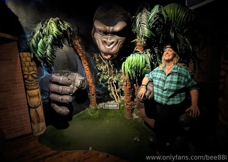 bee88i erotic actress pics