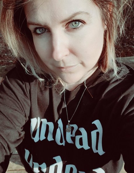 bee88i adult model photo