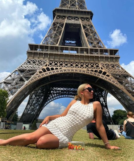 Lauren Day pornstar art pictures