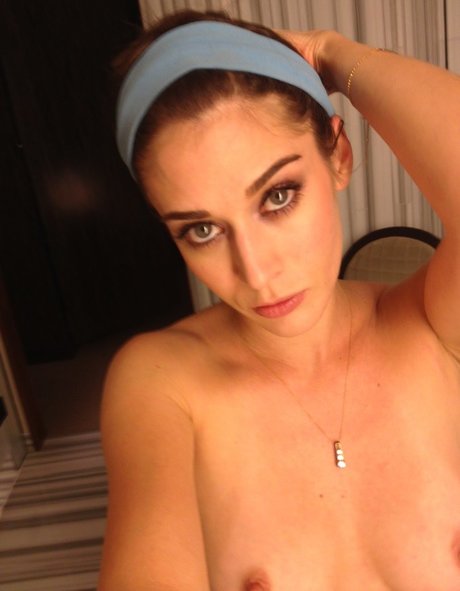 Lizzy Caplan naked actress pics