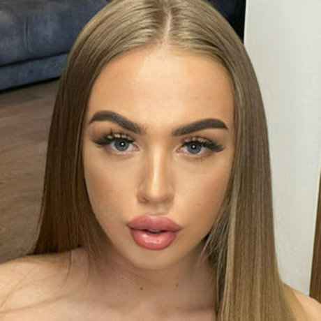 mel dolly high quality model image