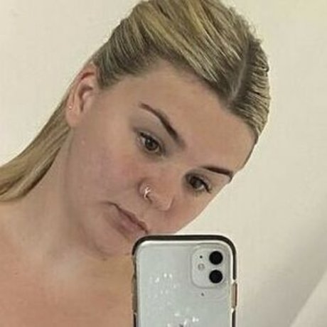 Hollie Jakeway adult model photo