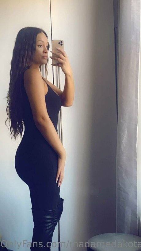 madamedakota star high quality image