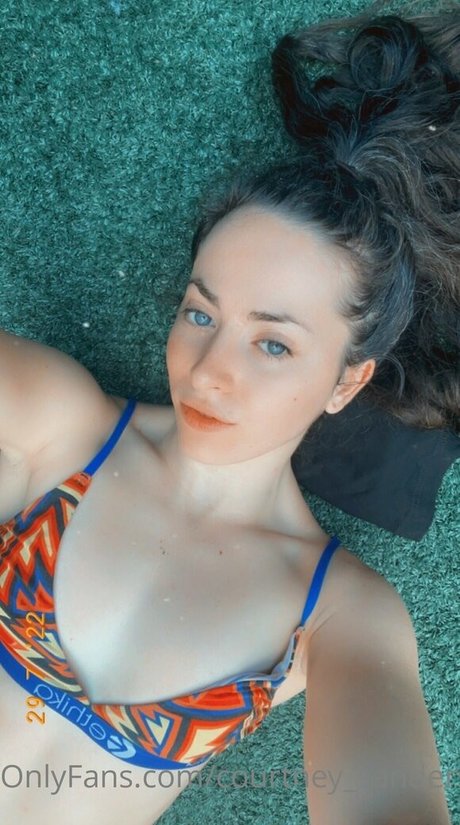 Courtney Sanderson art model pics