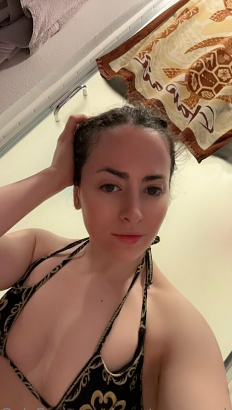 Courtney Sanderson star sexy photo