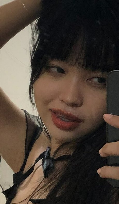 Kurixtee model hot image